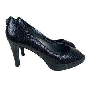 Stuart Weitzman Logo Plainfield Pump 7 Black Snake Embosse Patent Leather Peep